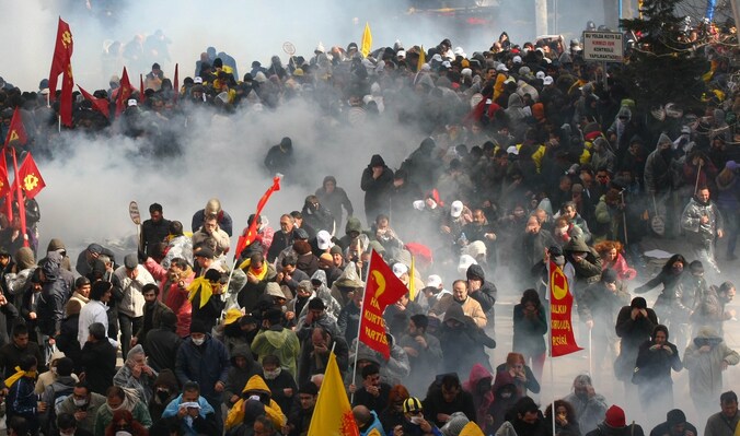 De Turkse politie probeert met behulp van traangas een einde te maken aan een demonstratie in Ankara.