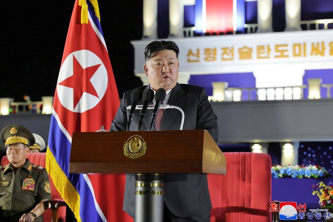 De Noord-Koreaanse leider Kim Jong-un tijdens de ceremonie waarbij 250 nieuwe raketlanceerinrichtingen in gebruik werden genomen, op een foto die door het staatspersbureau KCNA is verspreid.