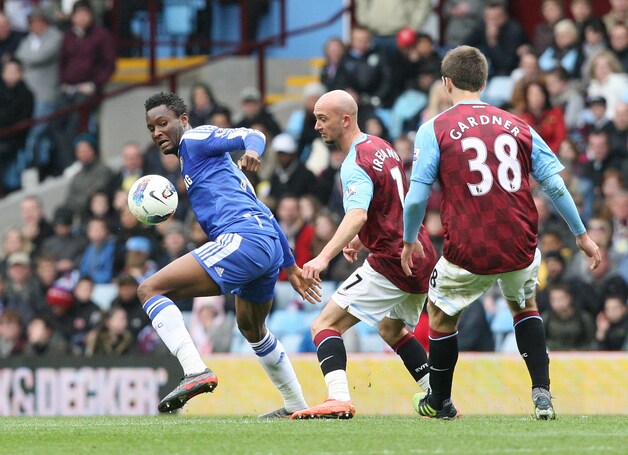 Ireland (centraal) in duel met Mikel van Chelsea.