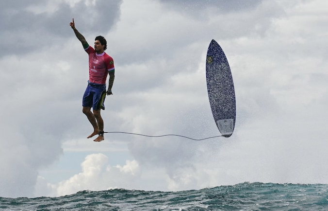 Braziliaanse surfer zorgt voor iconisch moment