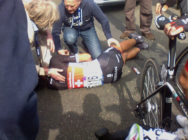Even verderop werd Cancellara uitgeschakeld door een zware val.