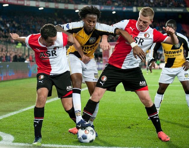 Otman Bakkal (links) werd in 2010 gebeten in de hals door Suárez