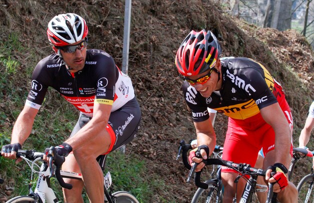 Een stijlrijke Cancellara monstert een krasselende Gilbert op de Koppenberg.