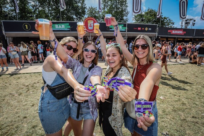 Eva (24), Sofie (25), Manoe (25) en Gitte (25) uit Londerzeel zijn blij dat er op Pukkelpop nog steeds gewerkt wordt met drankbonnetjes.