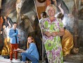 Dankzij restaurateurs Dietmar Vanneste en Sophie Lauwereins (foto links) en Nele Cleemput van de Kerkfabriek (foto rechts) heeft het schilderij ‘Christus aan het Kruis’ van Antoon Van Dyck voor HLN geen geheimen meer.