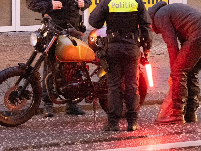 Vader (56) zonder rijbewijs gesnapt op bromfiets van dochter (26): “Hij wou haar een plezier doen, meer niet”