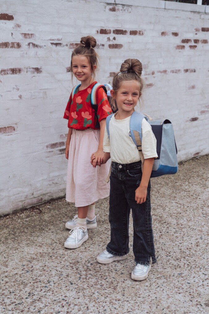 Zusjes June en Liv zijn klaar voor het nieuwe schooljaar. 