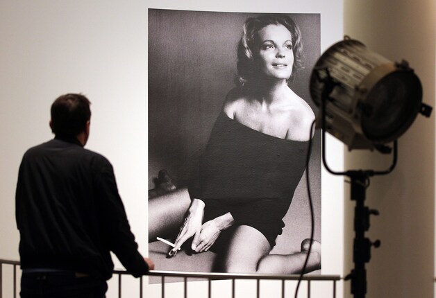 De originele foto: Romy Schneider mét sigaret.