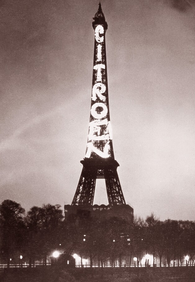 Een foto uit 1925 met de naam van Frans automerk Citroën op de Eiffeltoren.