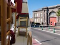 Links: zo ziet de binnenkant van een cel in de gevangenis van Mechelen (rechts) eruit.