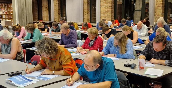 De Schrijfwijzen is een bekend dicteespel waar mensen uit heel Vlaanderen aan deelnemen.