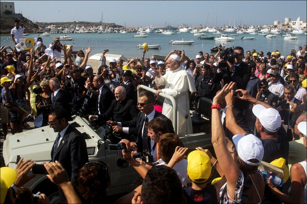 Paus Franciscus tijdens zijn eerste reis als paus naar Lampedusa in 2013, meteen na zijn verkiezing