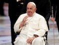 Zijn ontslagbrief ligt al klaar voor als het fysiek te zwaar wordt. Hoelang houdt paus Franciscus het nog vol?
