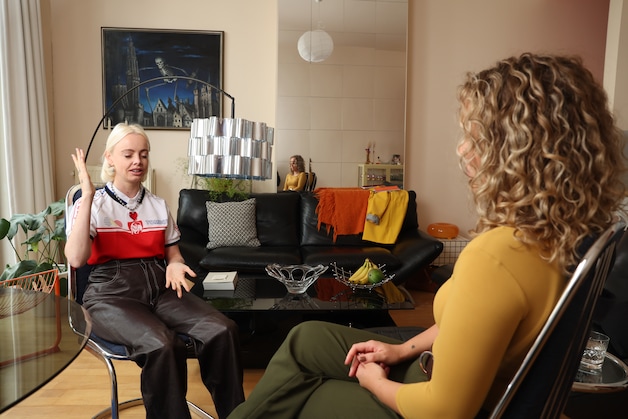 Onze reporter laat zich ‘readen’ door ex-Ketnetwrapster Charlotte ...