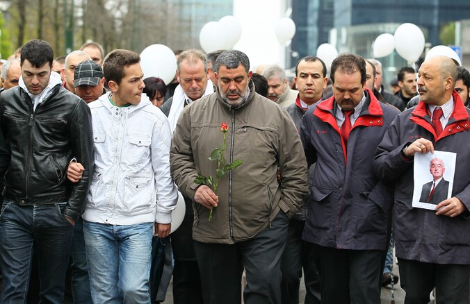 Familieleden en collega's van Iliaz Tahiraj tijdens een stille mars in Brussel vandaag.