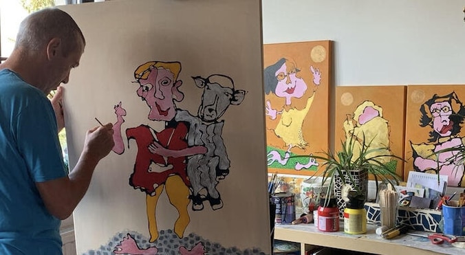 Ludo Brenart aan het werk in zijn atelier.