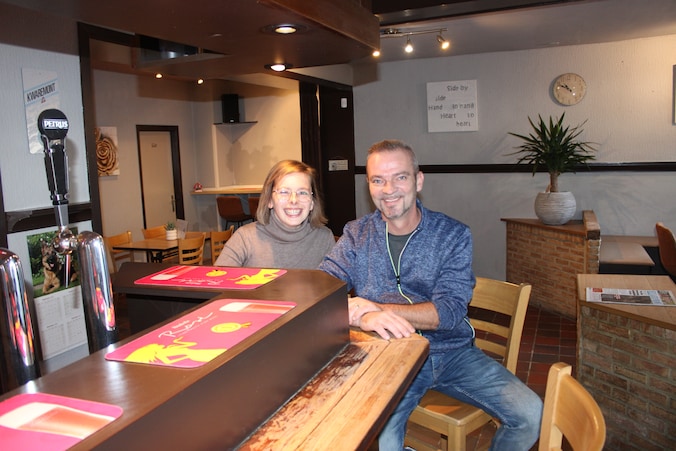 Andy en Tessa in oktober 2024, toen ze café ‘t Elfde Gebod in Izegem openden.