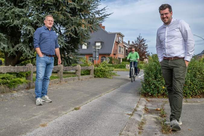 Schepen Raf De Wolf en burgemeester Jan Vanderstraeten juichen de komst van nieuwe fietspaden op de Lindelaan toe.