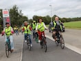 Voormalig burgemeester Rik Frans (N-VA) met onder andere schepen Sarah Demartelaere op  fietspad langs de Abtsdreef in Stabroek in 2024