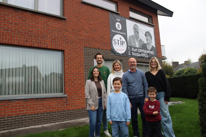 Kurt Grymonprez met zijn partner Tanja, dochters Elisa en Jana, schoonzoon Thomas en kleinkinderen Kamiel en Gust. Dochter Hanna verblijft momenteel in het buitenland.