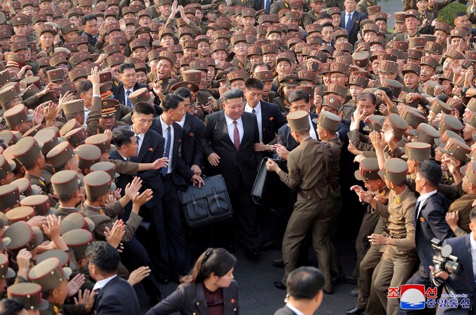 De Noord-Koreaanse dictator Kim Jong Un bij een bezoek aan de defensieuniversiteit in Pyongyang eerder deze maand. 