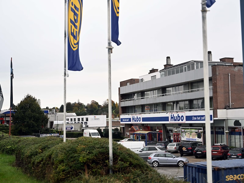 Man van rond de 60 wordt onwel op parking van Hubo in Herent en belandt in ziekenhuis