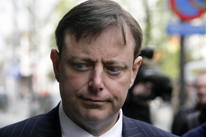 N-VA-voorzitter Bart De Wever enkele maanden geleden, op wandel in de Antwerpse Seefhoek.