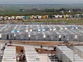 In dit vluchtelingenkamp, bijgenaamd 'Container City', verblijven ruim 9.000 Syriërs.