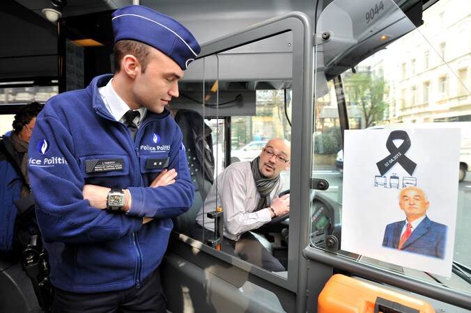 Een agent op de bus in de nasleep van de dood van Iliaz Tahiraj.