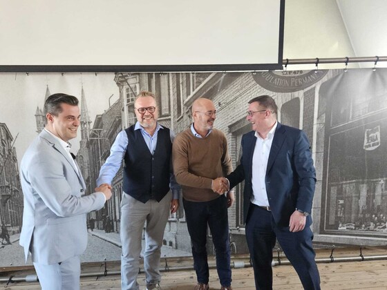 Van links naar rechts: Sam Weyts (schepen van Vlaams Belang) Dominique Stove (voorzitter STIP+), toekomstig burgemeester Kurt Grymonprez (STIP+), Filip Buyse (schepen Vlaams Belang)