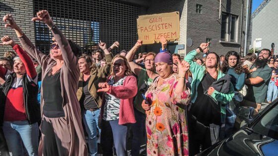 Een tweehonderdtal mensen kwam vandaag op straat om te protesteren tegen de breuk met het cordon.