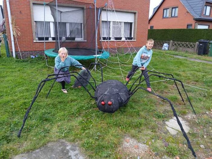 Arthur en Helena uit Brecht bouwen spin voor Halloween