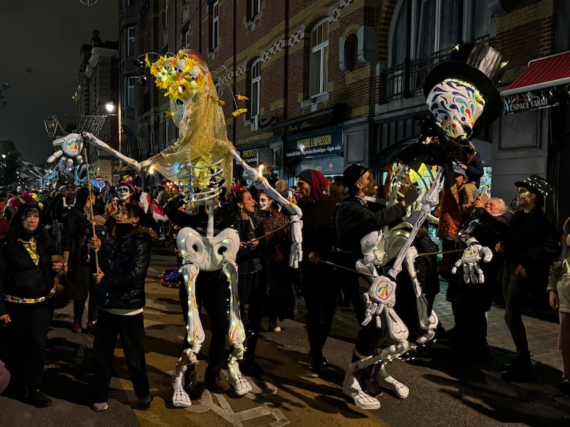Día de Muertos brengt Mexicaanse traditie en feest naar Brusselse Marollen: 500 artiesten en grote processie op 31 oktober