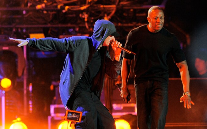 Eminem (links) en Dr. Dre samen op het podium, vorig jaar april tijdens het Coachella Valley Music and Arts Festival in Indio, Californië.