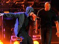 Eminem (links) en Dr. Dre samen op het podium, vorig jaar april tijdens het Coachella Valley Music and Arts Festival in Indio, Californië.