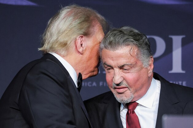 Toekomstig president Donald Trump begroet acteur Sylvester Stallone tijdens een gala van het America First Policy Institute op zijn Mar-a-Lago-landgoed, donderdag 14 november 2024, in Palm Beach, Florida