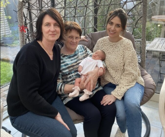 Overgrootmoeder Jacqueline, oma Joëlle en mama Joline zijn enorm trots dat ze deel kunnen uitmaken van dit viergeslacht. 