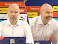 “Geen vragen?”: de wel heel bizarre persconferentie van Deens bondscoach Brian Riemer (ex-Anderlecht)