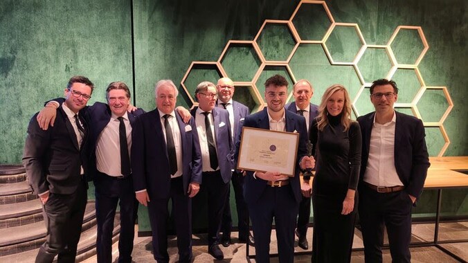 Yoran nam de prijs op 23 november in ontvangst  tijdens een exclusief galadiner in La Butte aux Bois in Lanaken.  