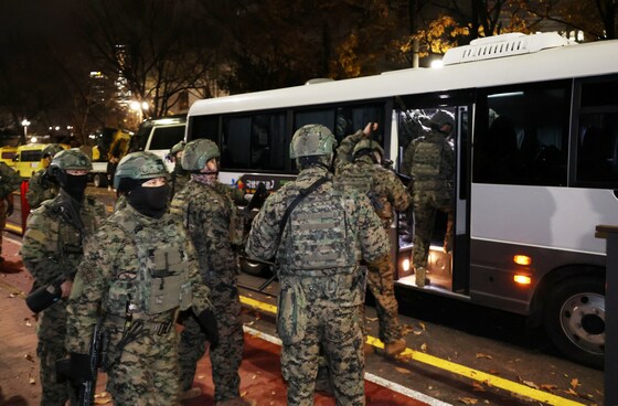 Soldaten verlaten het Koreaanse parlementsgebouw nadat parlementsleden tegen de militaire noodtoestand stemden.