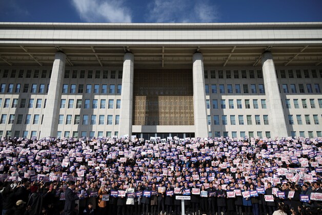 Protestanten en parlementariërs demonstreren bij het Zuid-Koreaanse parlement in hoofdstad Seoul. (04/12/24)