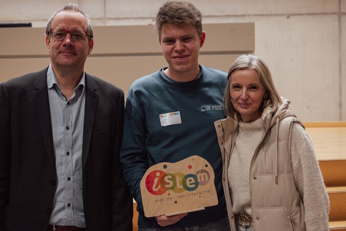 Davy Schol met zijn trofee.