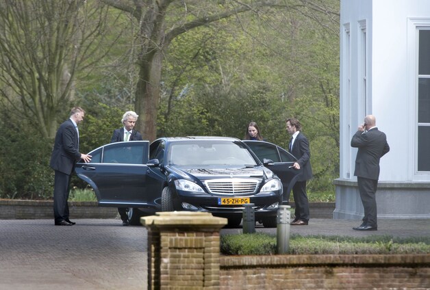 Geert Wilders verlaat onverwacht het Catshuis in Den Haag.