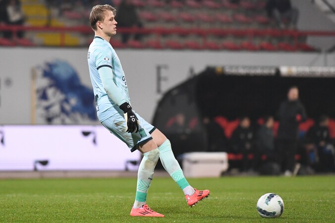 Jonge Franse doelman Justin Bengui (Lyon) moet concurrentie in doel ...