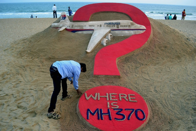 Indiase zandkunstenaar Sudarsan Pattnaik creëert zandsculptuur van vermiste vlucht MH370 op van Puri, Odisha (7 maart 2015).