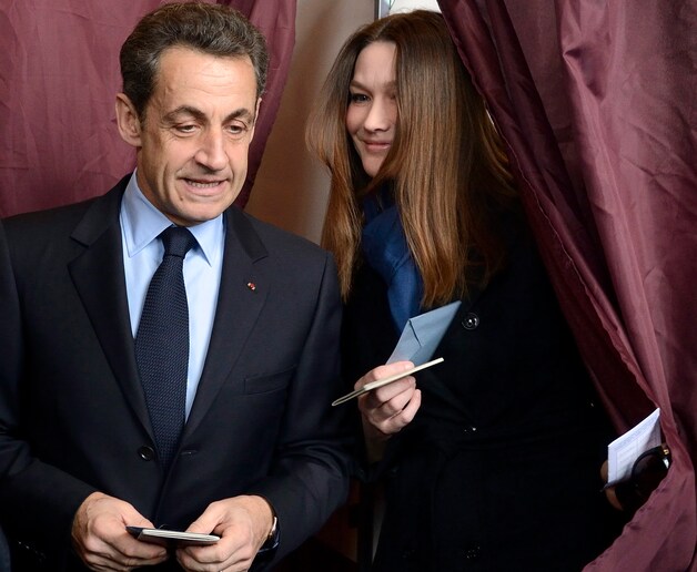 Nicolas Sarkozy met echtgenote Carla Bruni in een stembureau.