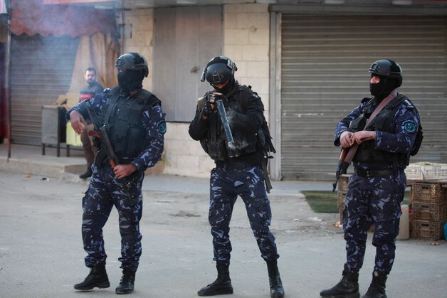 De veiligheidsdiensten van de Palestijnse Autoriteit (PA) patrouilleren op 16 december 2024 in Jenin in de door Israël bezette Westelijke Jordaanoever
