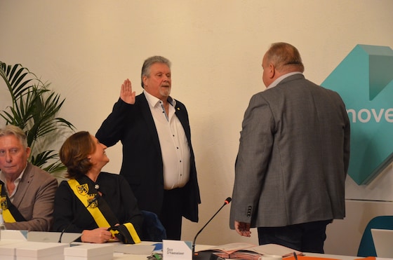 Plusdochter Malika, schepen Dany Goessens en zes andere personen uit ...