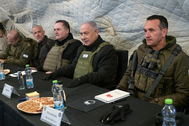 De Israëlische premier Benjamin Netanyahu (C-R) en minister van Defensie Israel Katz (C-L), zittend tussen de stafchef van het leger Herzi Halevi (R) en de directeur van de Mossad David Barnea (2de L), op de berg Hermon in de geannexeerde Golangebergte, op 17 december 2024. 