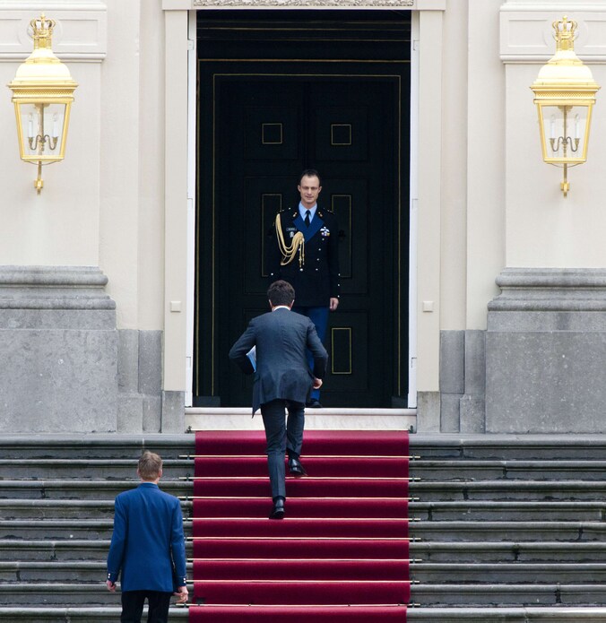 Mark Rutte arriveert op het koninklijk paleis.